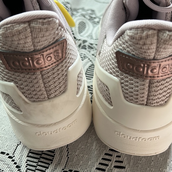 Ladies adidas Sneakers. - Picture 3 of 6